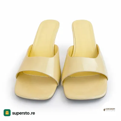 Mule heels in light yellow patent with kitten heel and square toe